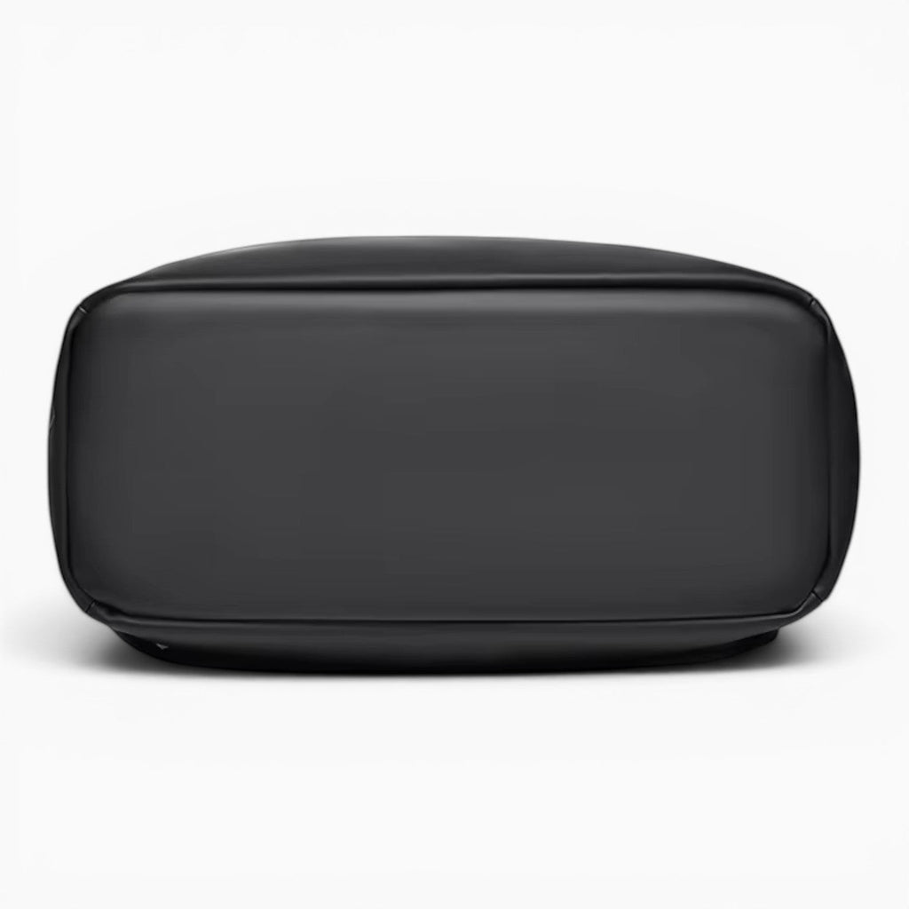 Vue de dessous du sac à dos décontracté Le Voyage Prestige en PVC noir, design minimaliste et durable.