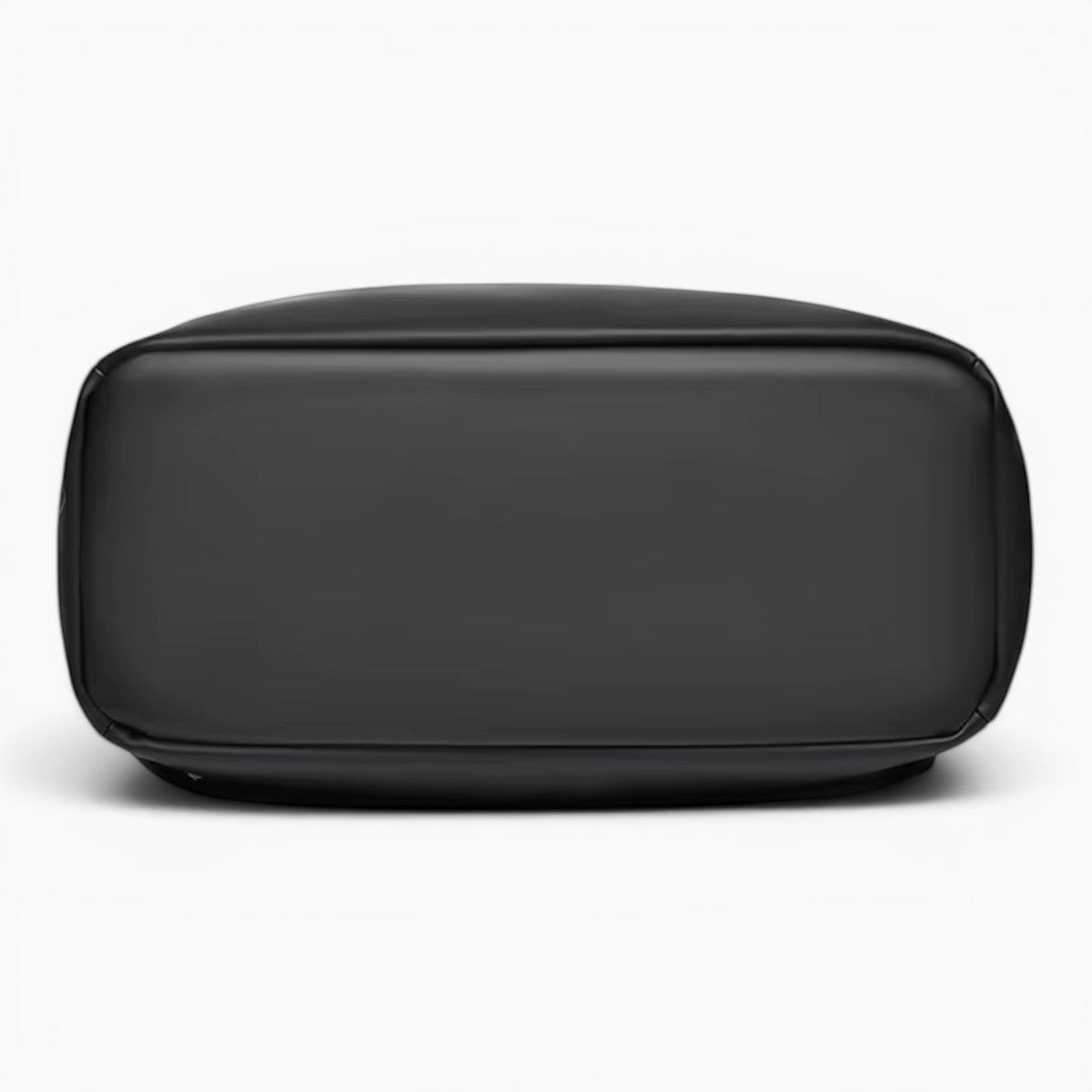 Vue de dessous du sac à dos décontracté Le Voyage Prestige en PVC noir, design minimaliste et durable.