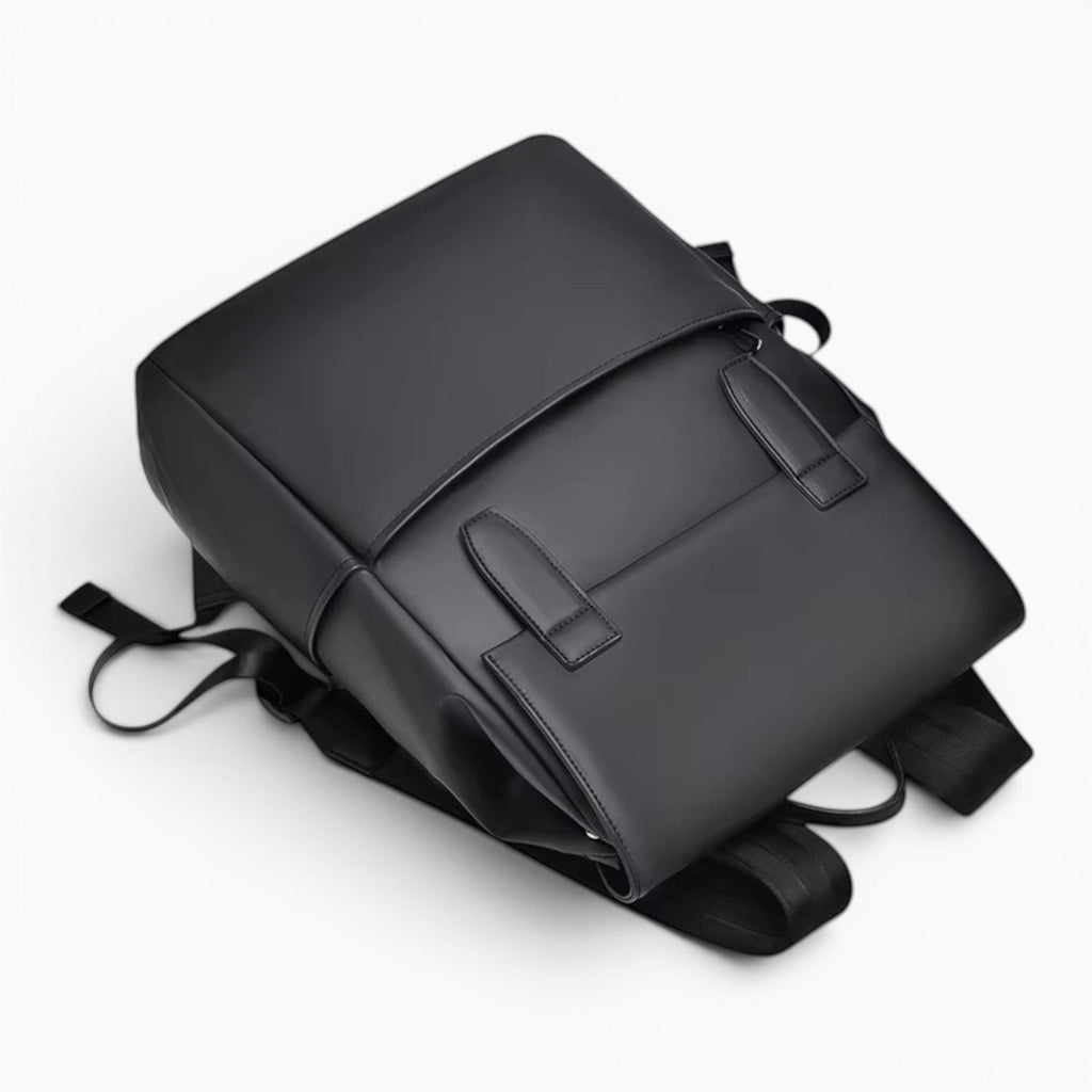 Sac à dos décontracté noir Le Voyage Prestige en PVC avec rabat, idéal pour le travail ou les voyages.