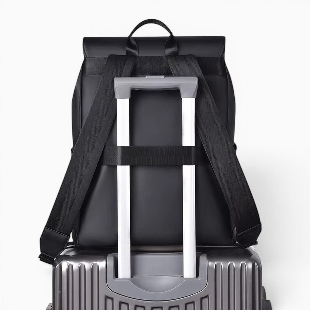 Sac à dos Le Voyage Prestige noir en PVC avec sangle pour valise, idéal pour les voyages et le travail.
