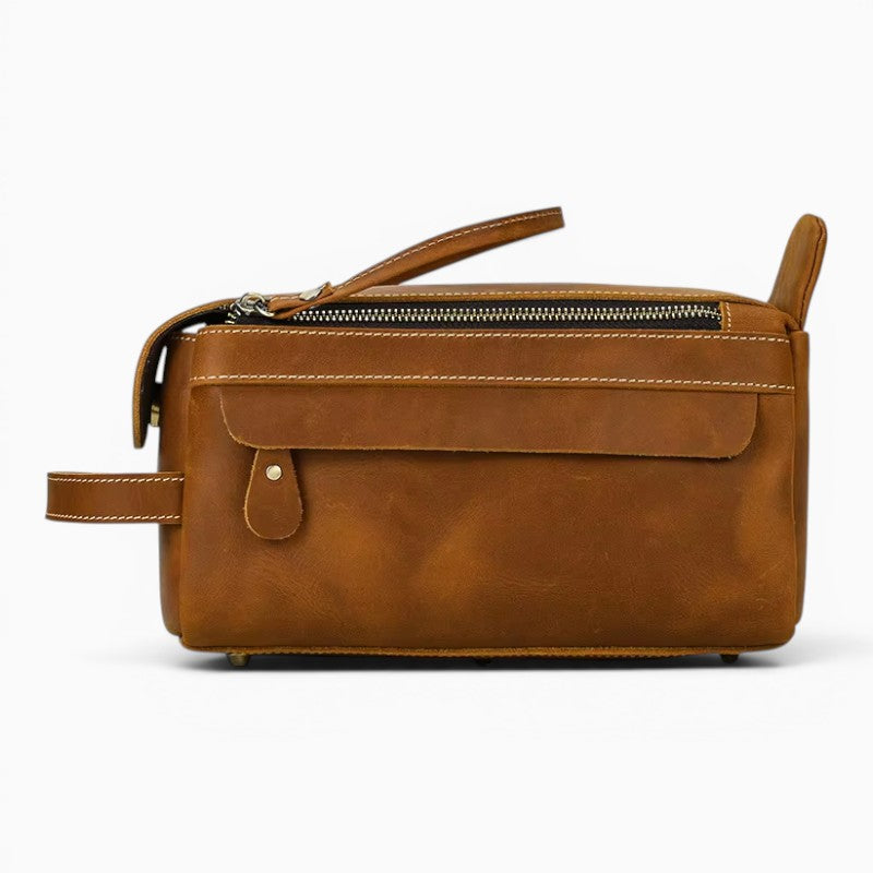 Le Voyage Prestige Sac de voyage compact en cuir marron avec fermeture éclair et poche avant.