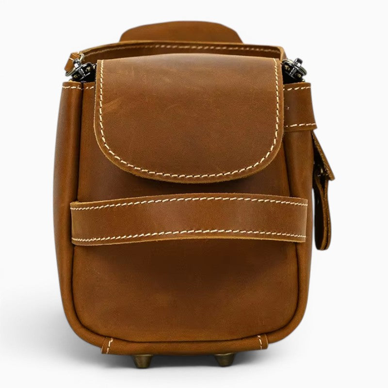 Le Voyage Prestige sac de voyage en cuir marron clair avec fermeture éclair et coutures contrastées, idéal pour le maquillage ou les articles de toilette.