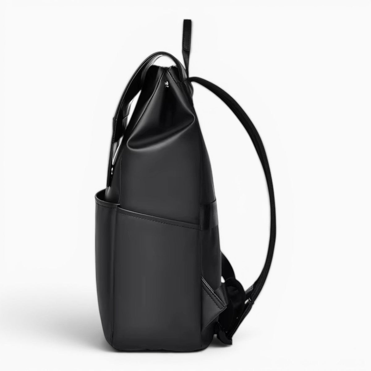 Sac à dos décontracté noir Le Voyage Prestige en PVC avec design épuré et bretelles confortables, vue latérale.