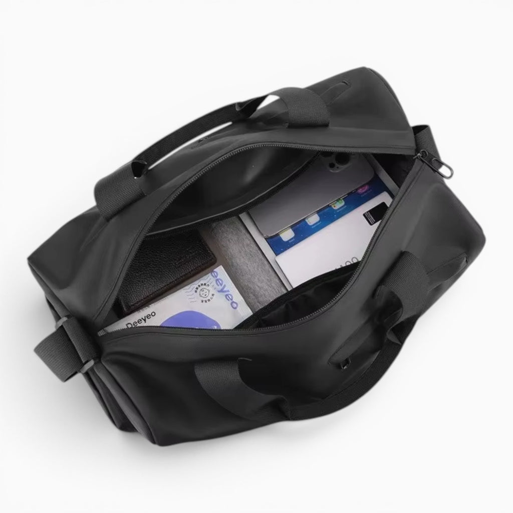 Sac de sport Le Voyage Prestige noir en polyester imperméable avec compartiments pour le fitness et les voyages.