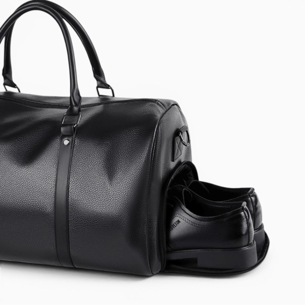Sac de voyage Le Voyage Prestige noir en PU imperméable avec compartiment à chaussures séparé, style biker rétro.